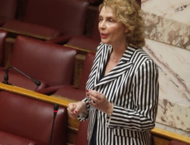 Σποτ Κ.Παπακώστα: «Βάλτε ουισκάκι, στην διαπασών την συνονόματη, την Καιτούλα τη Γαρμπή» (βίντεο)